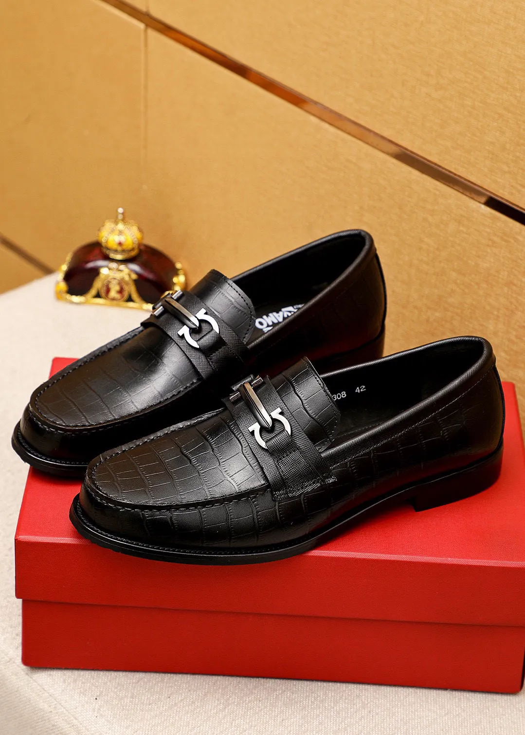 Men's shoes💰460💐 Product trademark: Ferragamo "Ferragamo" casual leather shoes Regular size: 38-44 (45.46🉑️customized) Product materials: Selected imported first-layer cowhide embossed upper + luxury hardware buckle, imported water-dyed cowhide leather lining. Strong three-dimensional visual effect, original outsole color: 1⃣️color optional